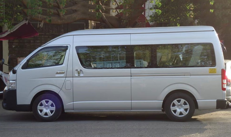 8 seater imported toyota hiace van hire in delhi
